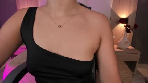 Snapshot of bella1207 chatting on October 2025 07:22:02 PM Bella cam online show from October 2025 07:22:02 PM
