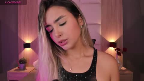 Snapshot of bella1207 chatting on October 2025 07:11:02 PM Bella cam online show from October 2025 07:11:02 PM