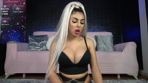 Snapshot of bella_blonda chatting on January 2025 09:07:01 PM Emma Bella online show from January 2025 09:07:01 PM