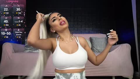 Snapshot of bella_blonda chatting on February 2025 04:14:02 PM Emma Bella online show from February 2025 04:14:02 PM
