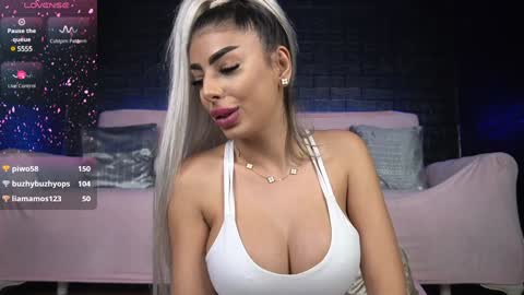Snapshot of bella_blonda chatting on February 2025 10:21:01 PM Emma Bella online show from February 2025 10:21:01 PM