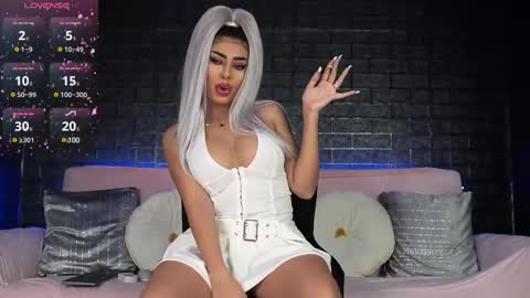 Snapshot of bella_blonda chatting on February 2025 07:52:02 PM Emma Bella online show from February 2025 07:52:02 PM