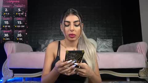 Snapshot of bella_blonda chatting on February 2025 08:48:02 PM Emma Bella online show from February 2025 08:48:02 PM