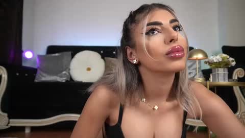 Snapshot of bella_blonda chatting on February 2025 08:10:01 PM Emma Bella online show from February 2025 08:10:01 PM