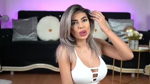 Snapshot of bella_blonda chatting on February 2025 09:54:01 PM Emma Bella online show from February 2025 09:54:01 PM