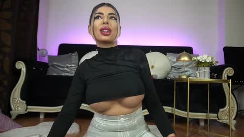 Snapshot of bella_blonda chatting on March 2025 09:32:02 PM Emma Bella online show from March 2025 09:32:02 PM