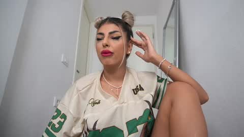 Snapshot of bella_blonda chatting on September 2025 11:37:01 PM Emma Bella online show from September 2025 11:37:01 PM