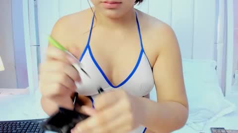 Mia online show from October 2025 01:25:02 PM