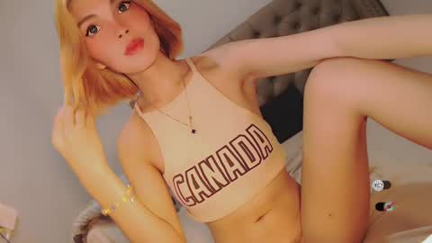 Snapshot of bella_tara chatting on February 2025 10:43:02 PM Bella online show from February 2025 10:43:02 PM