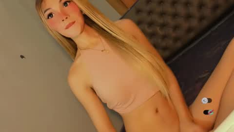 Snapshot of bella_tara chatting on September 2025 12:44:02 AM Bella online show from September 2025 12:44:02 AM