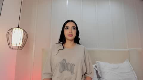 Snapshot of bella_vibes chatting on December 2025 08:05:02 PM B E L L A online show from December 2025 08:05:02 PM