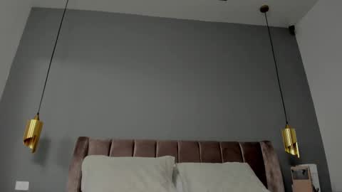 Snapshot of bella_vibes chatting on December 2025 06:38:02 PM B E L L A online show from December 2025 06:38:02 PM