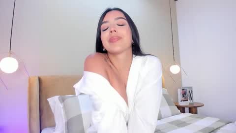 Snapshot of bella_vibes chatting on February 2026 08:26:01 PM B E L L A online show from February 2026 08:26:01 PM