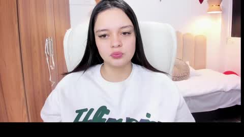 Snapshot of bellaa_hadid_ chatting on February 2025 11:27:01 AM Bella Hadid online show from February 2025 11:27:01 AM