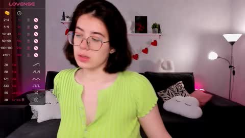 Snapshot of bellacaress chatting on September 2025 02:33:01 AM hello guys im Bella online show from September 2025 02:33:01 AM