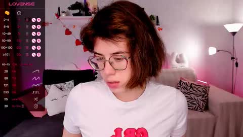 Snapshot of bellacaress chatting on November 2025 02:36:01 AM hello guys im Bella online show from November 2025 02:36:01 AM