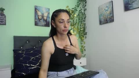 Snapshot of bellamarquez_ chatting on October 2025 03:07:01 PM Bella online show from October 2025 03:07:01 PM