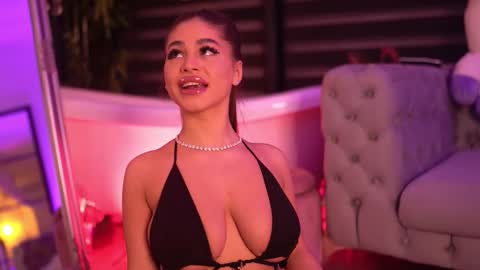 Bella online show from December 2025 06:48:02 PM