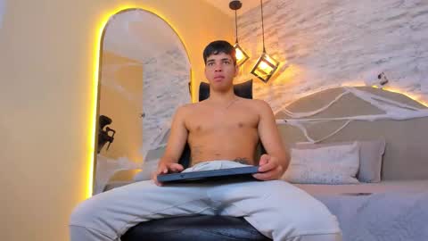 Snapshot of benjamin_more chatting on November 2025 01:46:01 PM BENJAMIN online show from November 2025 01:46:01 PM