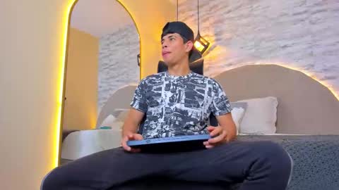 Snapshot of benjamin_more chatting on November 2025 11:33:02 AM BENJAMIN online show from November 2025 11:33:02 AM