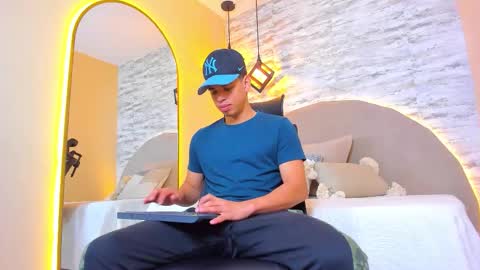 Snapshot of benjamin_more chatting on November 2025 01:33:02 PM BENJAMIN online show from November 2025 01:33:02 PM