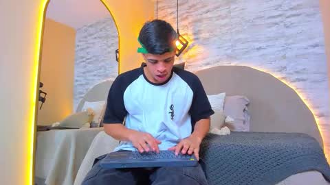 Snapshot of benjamin_more chatting on November 2025 01:22:02 PM BENJAMIN online show from November 2025 01:22:02 PM