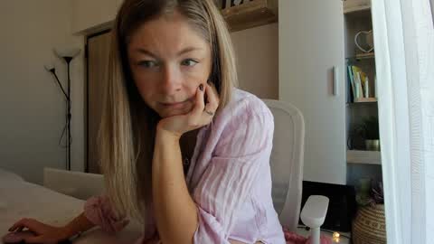 Vicky   online show from November 2025 07:52:02 AM