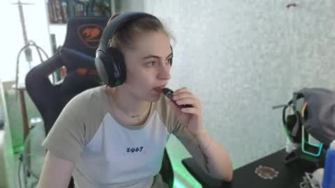 Snapshot of beverly_yay chatting on May 2026 10:45:02 AM beverly_yay online show from May 2026 10:45:02 AM