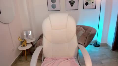 Snapshot of beverlyy_johnson chatting on October 2025 03:49:02 AM beverlyy johnson online show from October 2025 03:49:02 AM