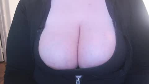 Snapshot of bigbittiesandfun chatting on January 2025 02:11:02 AM bigbittiesandfun online show from January 2025 02:11:02 AM