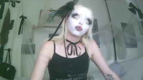 Snapshot of bl0odsyring3 chatting on October 2025 07:01:02 PM vampire fang online show from October 2025 07:01:02 PM