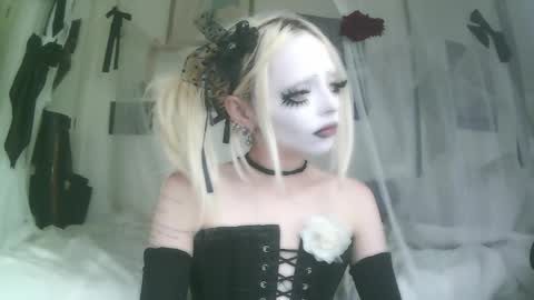 Snapshot of bl0odsyring3 chatting on October 2025 07:22:01 PM vampire fang online show from October 2025 07:22:01 PM