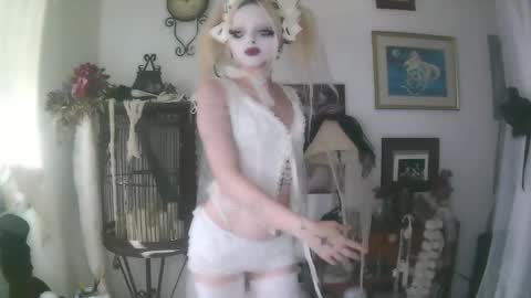 Snapshot of bl0odsyring3 chatting on October 2025 07:38:01 PM vampire fang online show from October 2025 07:38:01 PM