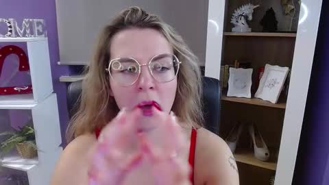 Z O E Y online show from December 2025 05:36:02 AM