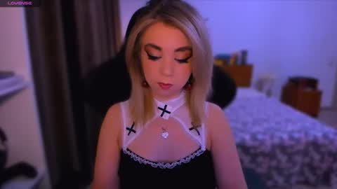 Nicole online show from November 2025 10:15:02 AM