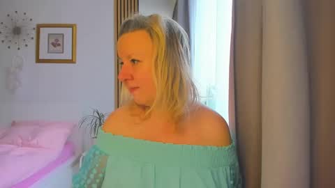Snapshot of blonde_angel20 chatting on January 2025 09:19:02 AM Nicole online show from January 2025 09:19:02 AM