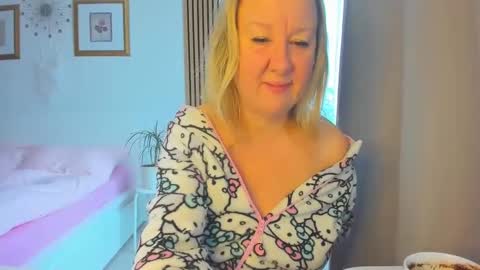 Snapshot of blonde_angel20 chatting on January 2025 09:15:01 AM Nicole online show from January 2025 09:15:01 AM