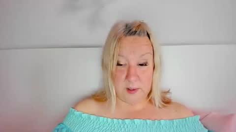 Snapshot of blonde_angel20 chatting on October 2025 09:32:02 AM Nicole online show from October 2025 09:32:02 AM