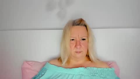 Snapshot of blonde_angel20 chatting on October 2025 01:23:01 PM Nicole online show from October 2025 01:23:01 PM