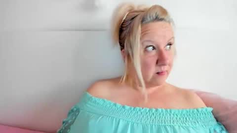 Nicole online show from October 2025 03:12:01 PM