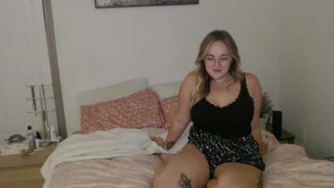 Snapshot of blondeandbent chatting on October 2025 02:23:02 AM Your Big Titty Baby online show from October 2025 02:23:02 AM