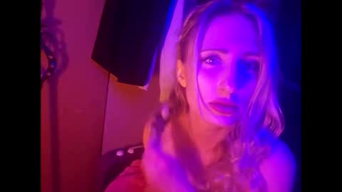 Snapshot of blondebellaaa3 chatting on February 2025 04:36:02 PM Gia online show from February 2025 04:36:02 PM