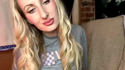 Snapshot of blondebellaaa3 chatting on February 2025 04:43:01 AM Gia online show from February 2025 04:43:01 AM