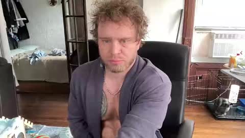 Snapshot of blondebluebear chatting on November 2025 05:18:01 PM blondebluebear online show from November 2025 05:18:01 PM