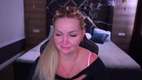 Snapshot of blondeviva chatting on September 2025 07:46:01 AM Blonde online show from September 2025 07:46:01 AM