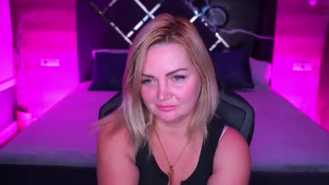 Snapshot of blondeviva chatting on October 2025 06:53:02 AM Blonde online show from October 2025 06:53:02 AM