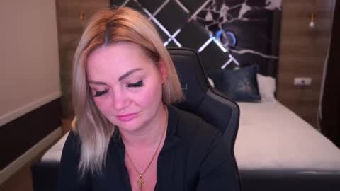Snapshot of blondeviva chatting on October 2025 06:43:02 AM Blonde online show from October 2025 06:43:02 AM
