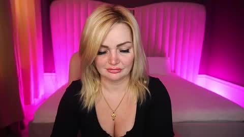Snapshot of blondeviva chatting on October 2025 07:06:01 AM Blonde online show from October 2025 07:06:01 AM