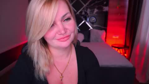 Snapshot of blondeviva chatting on October 2025 07:17:02 AM Blonde online show from October 2025 07:17:02 AM