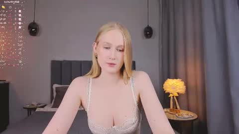 Mia online show from February 2025 08:09:02 PM